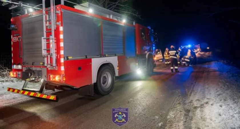 Auto w rowie na DW609, strażacy z Mikołajek w akcji