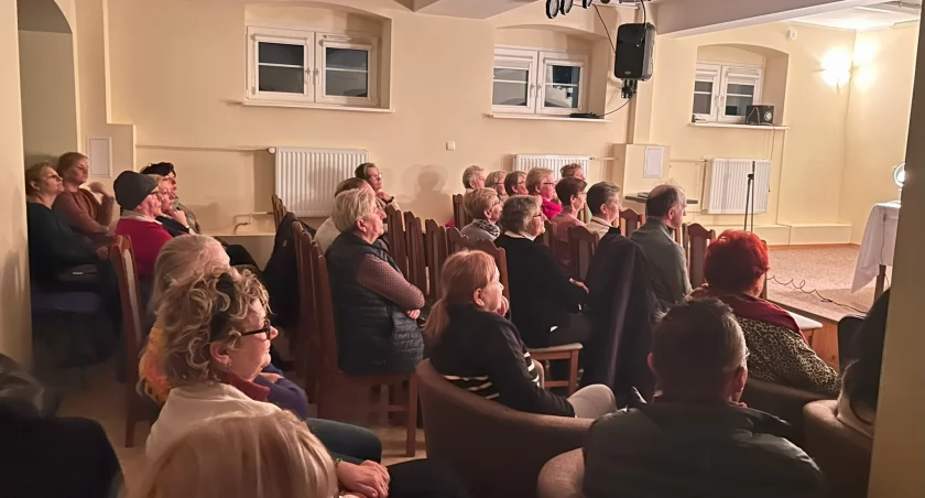 Ostatni Teatr Przy Stoliku w bibliotece w Mikołajkach