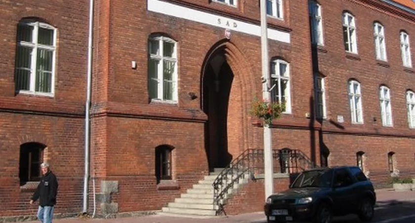 Tragedia w Mrągowie - nie żyje mężczyzna, który wyskoczył przez okno