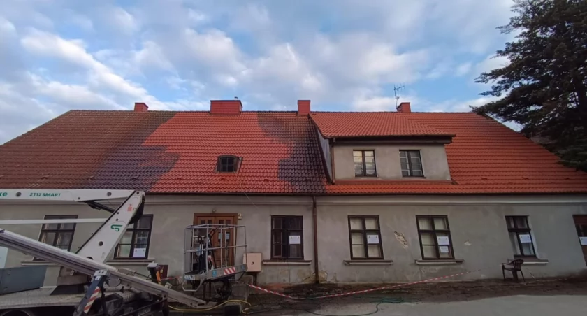 Dach plebanii wyczyszczony, teraz czas na remont budynku