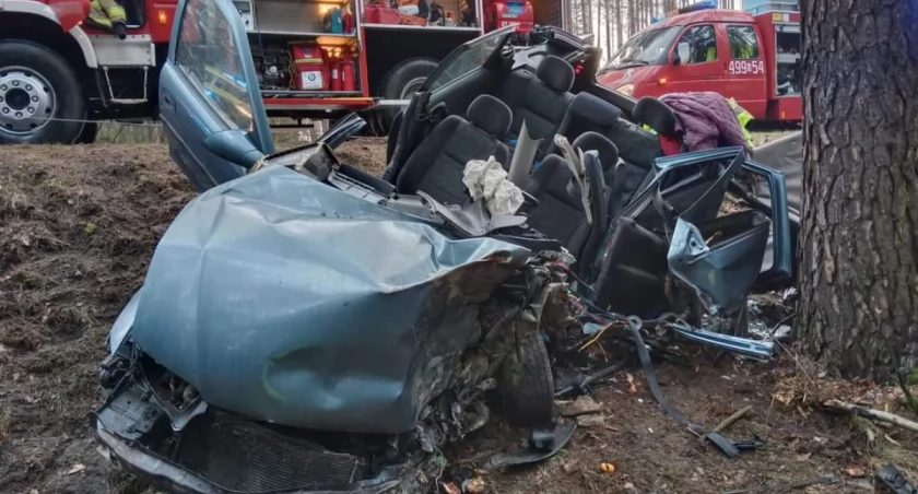 Wypadek koło Starych Kiełbonek. Kierowca zakleszczony w aucie