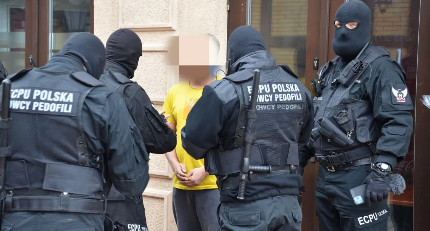 Mikołajki: Łowcy pedofili pomogli w zatrzymaniu obywatela Bangladeszu