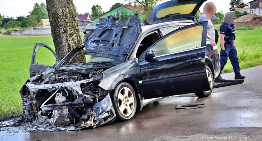 Pożar auta na trasie Piecki - Szklarnia uderzy po kieszeni kierowcę