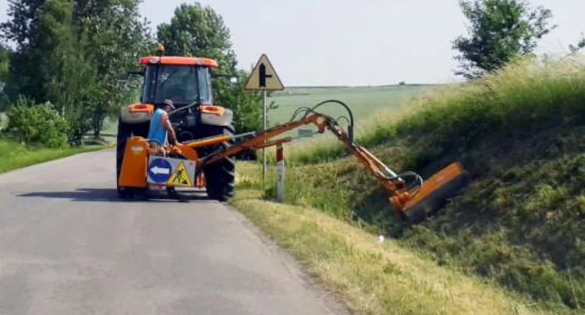 W gminie Piecki mobilizacja - malowanie pasów i wykaszanie traw przy drodze krajowej