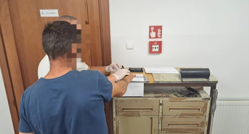 POWIAT MRĄGOWSKI: Zazdrosny partner zdemolował mieszkanie, interweniowała policja