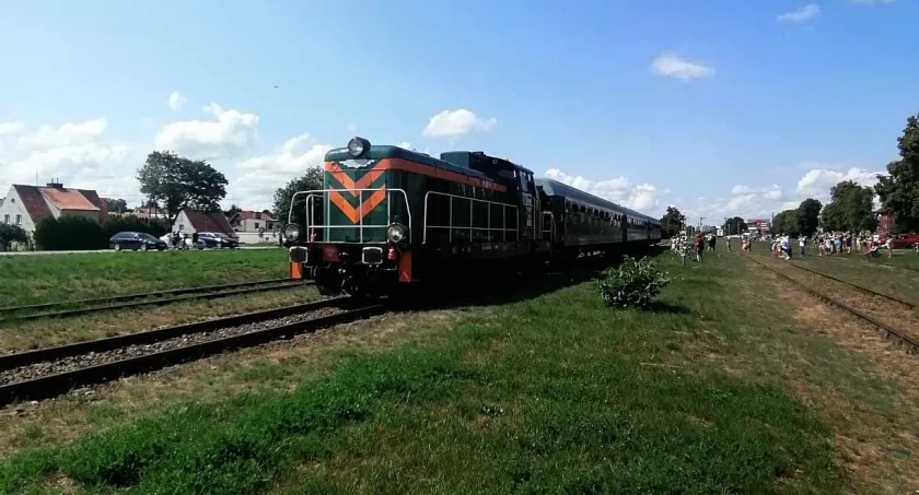 Jedzie pociąg z daleka…