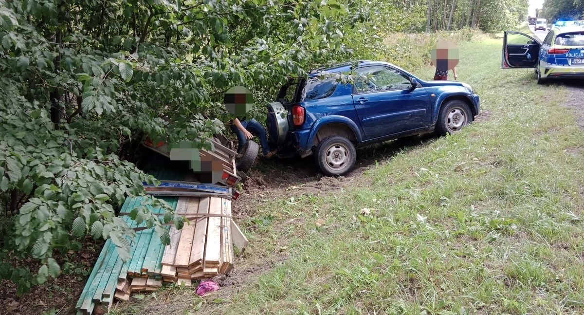 Koło Wierzbowa auto wpadło do rowu. Błąd kierowcy mógł kosztować zdrowie 6-letniego dziecka