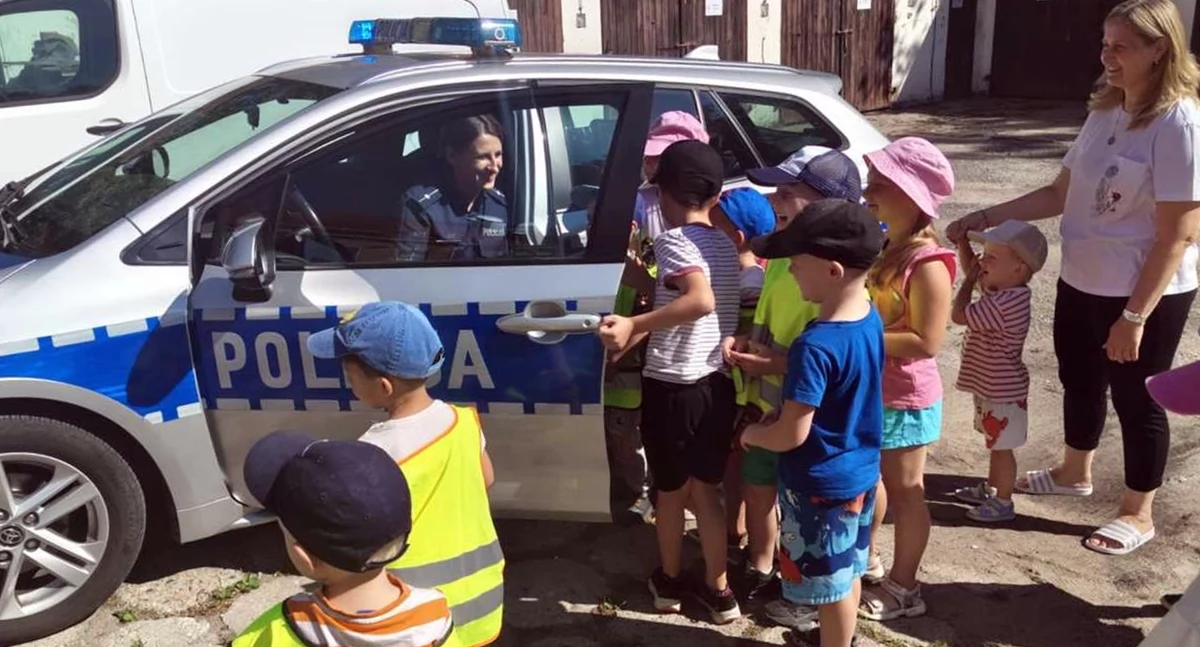 Do źródeł wiedzy o bezpieczeństwie. Przedszkolaki z odwiedzinami u mrągowskich policjantów