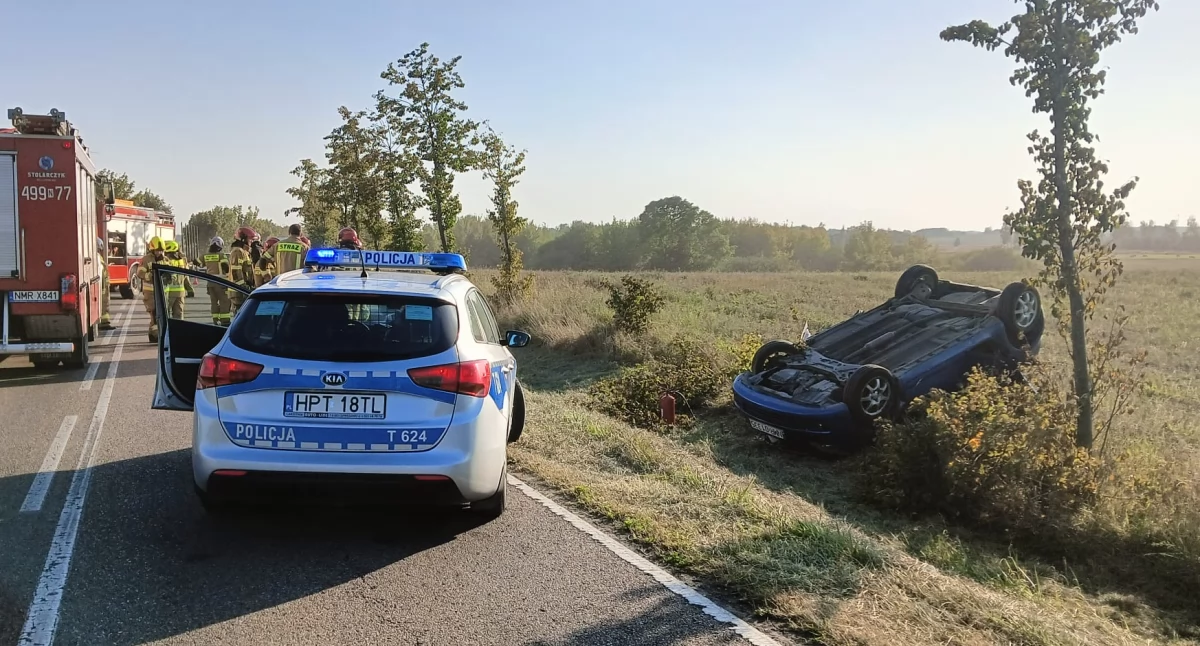 Dachowanie na szesnastce koło Woźnic. Trzy osoby w szpitalu