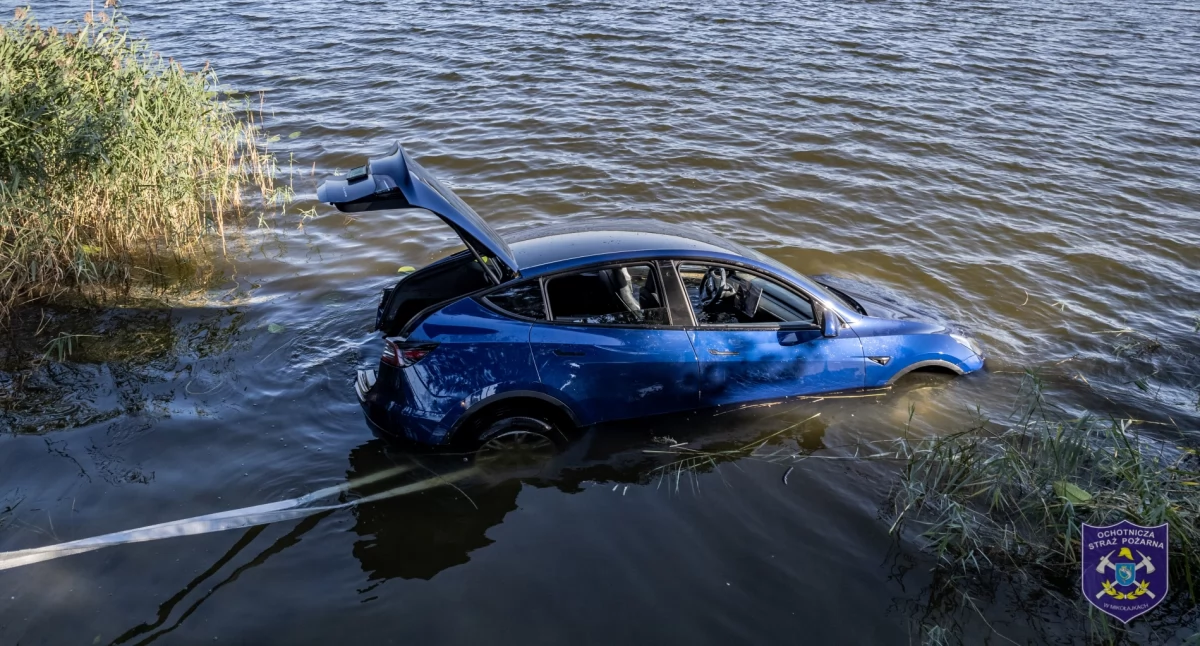 Auto elektryczne w jeziorze Tałtowisko – konieczna była interwencja służb ratowniczych