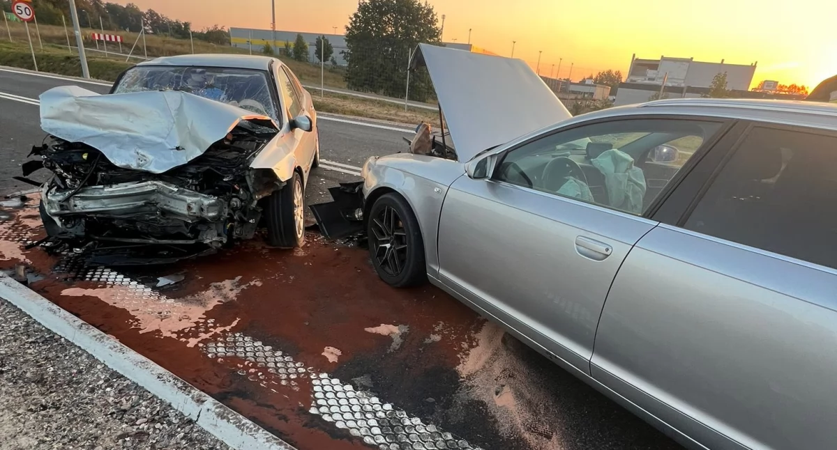 Poważny wypadek na obrzeżach Mrągowa. Czołowe zderzenie dwóch aut [AKTUALIZACJA]
