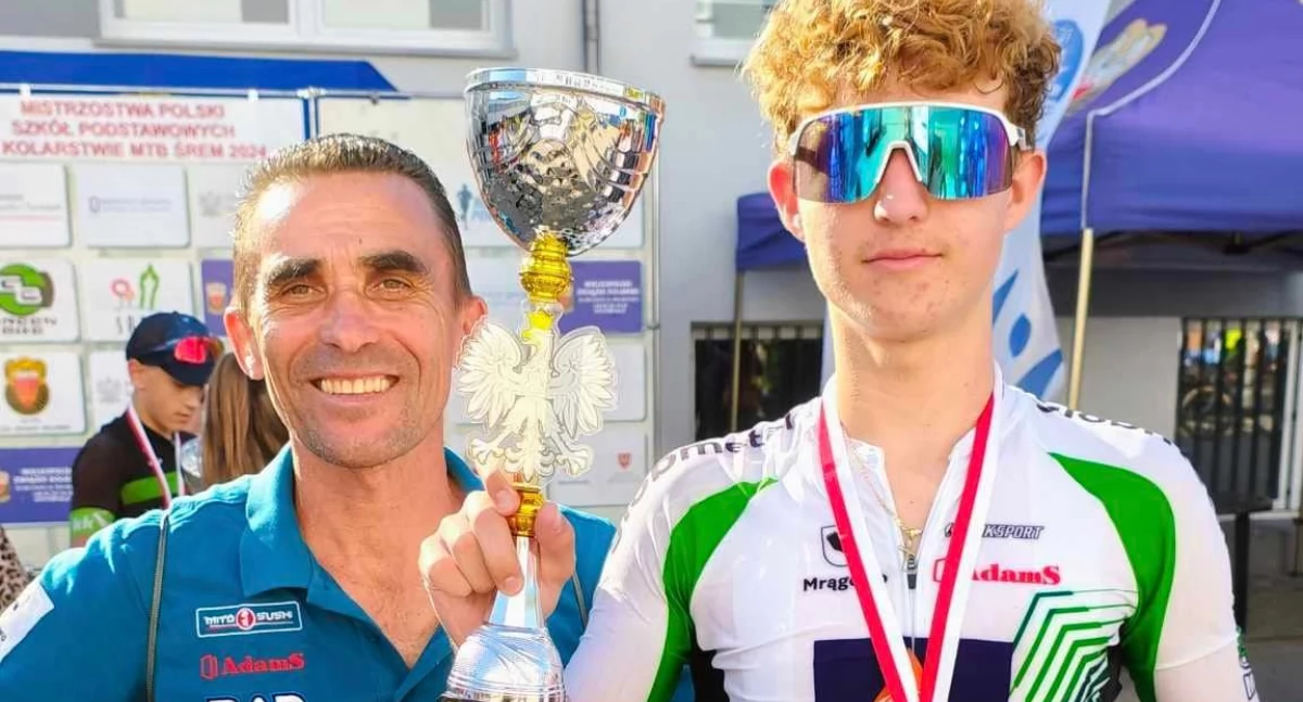 Hubert Laskowski na podium podczas Mistrzostw Polski Szkół Podstawowych w kolarstwie MTB