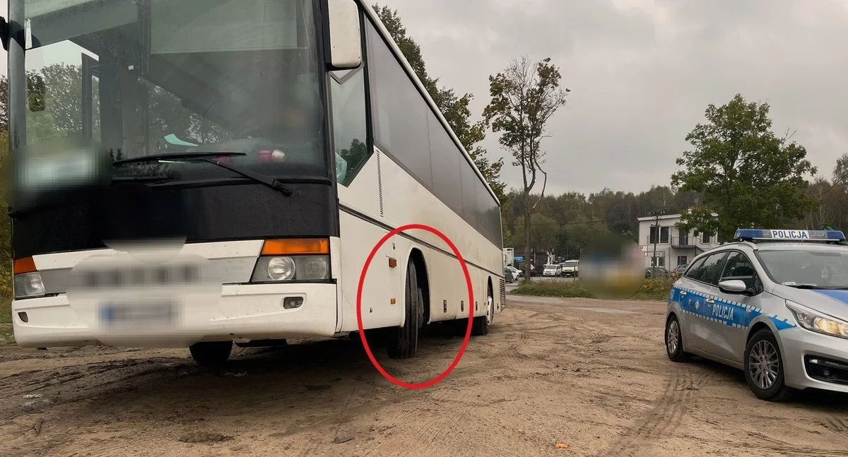 Autobus z poważną awarią zawieszenia zatrzymany na trasie Piecki - Mrągowo