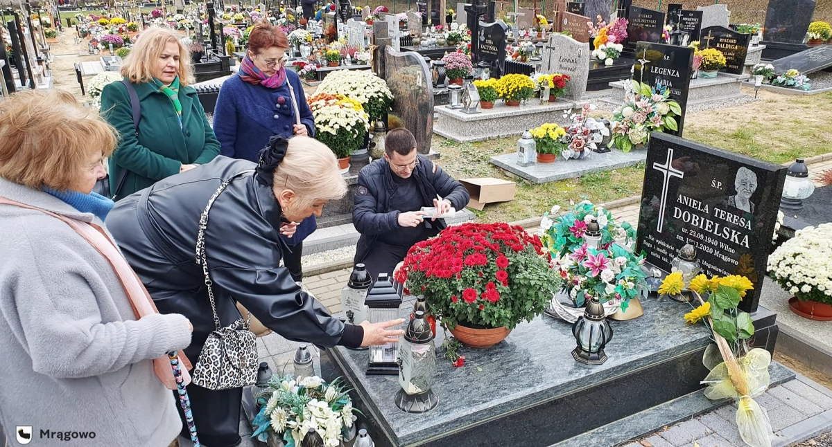 Chwila zadumy nad grobami zasłużonych mieszkańców Mrągowa