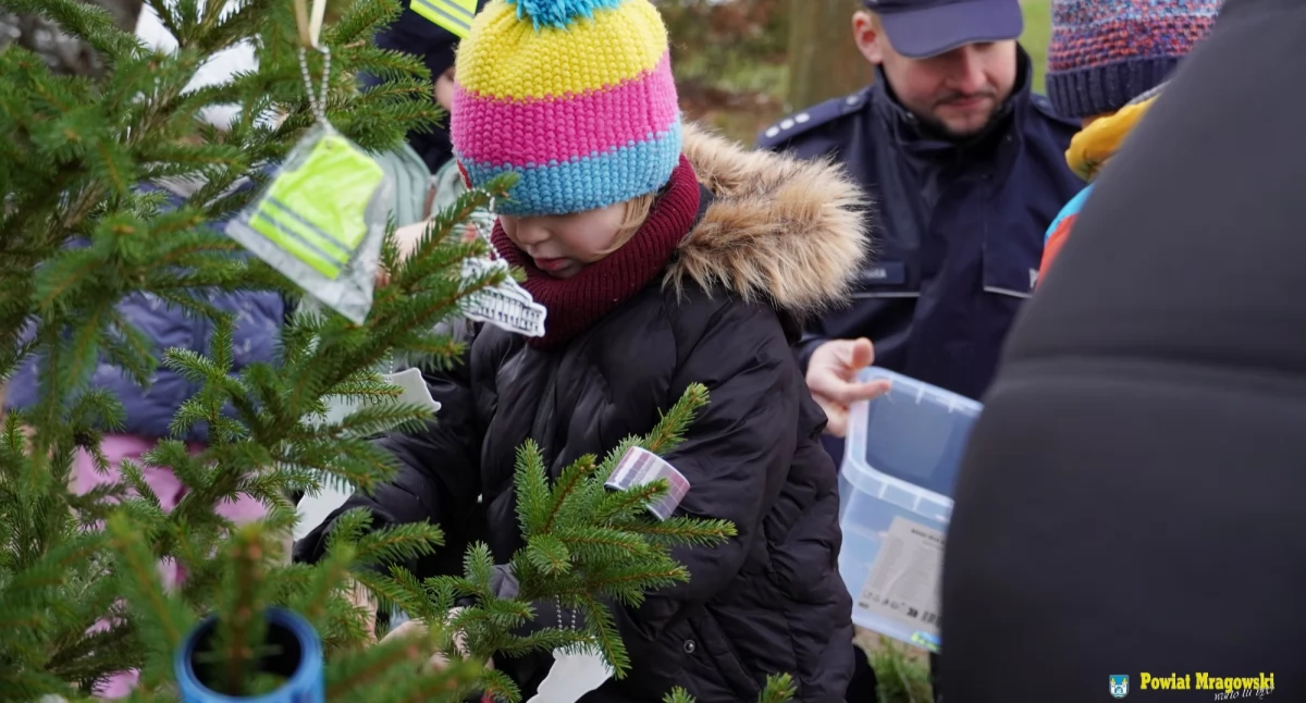 Odblaskowa choinka stanęła pod mrągowską komendą policji