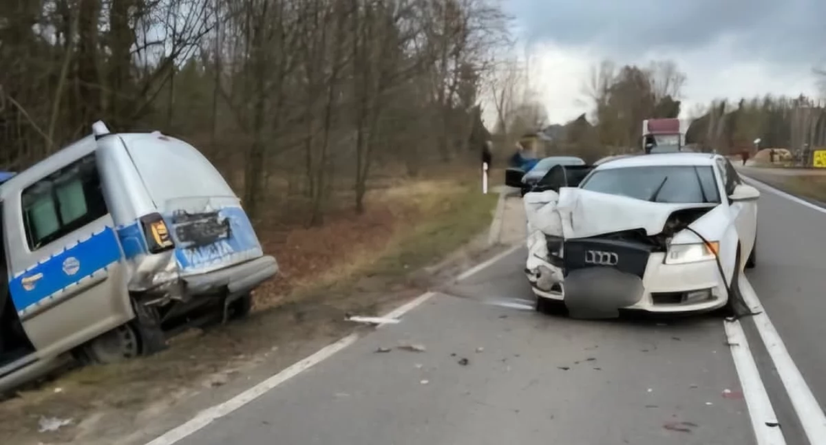 Zdarzenie w Wierzbowie. Uszkodzony radiowóz, policjanci w szpitalu