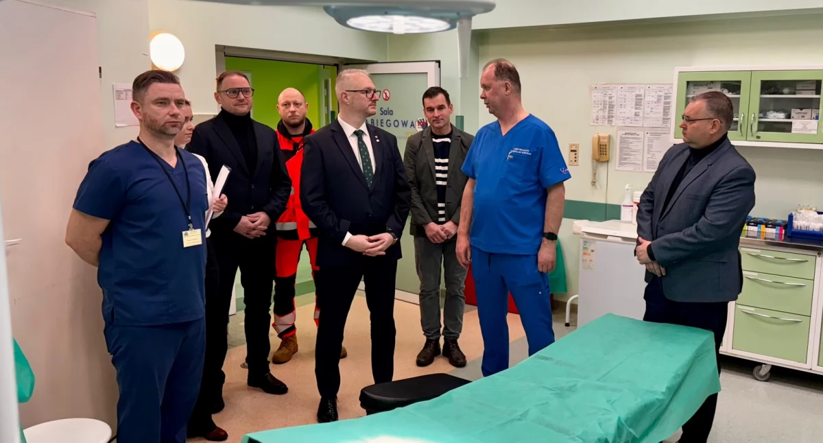 Wojewoda z wizytą w mrągowskim szpitalu. Oficjalnie przekazał nowoczesny sprzęt