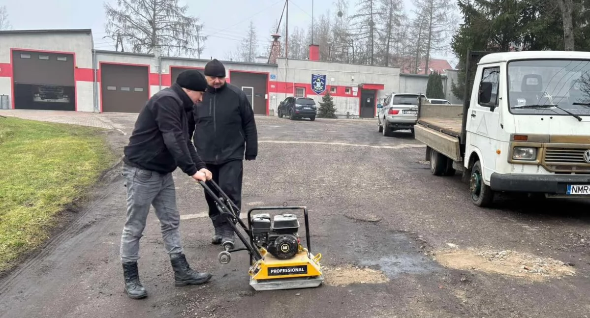 Druhowie OSP Mikołajki zadbali o plac przed remizą