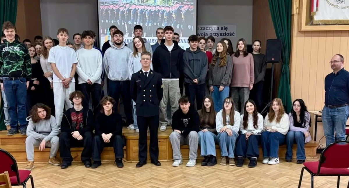 Absolwent I LO w Mrągowie spotkał się z młodzieżą i opowiedział o Akademii Marynarki Wojennej