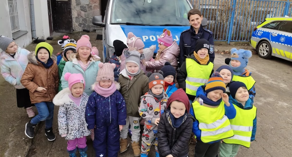 Aktywne ferie: Przedszkolaki z wizytą u mrągowskich policjantów