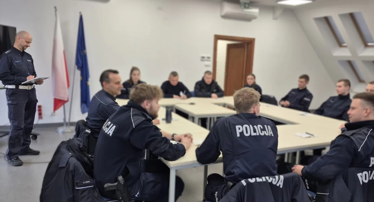 Praktyczna nauka w terenie. Słuchacze Akademii Policji na służbie w Mrągowie