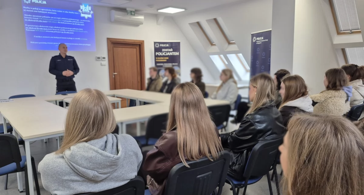 Twoja przyszłość w mundurze – policja zachęca maturzystów do służby