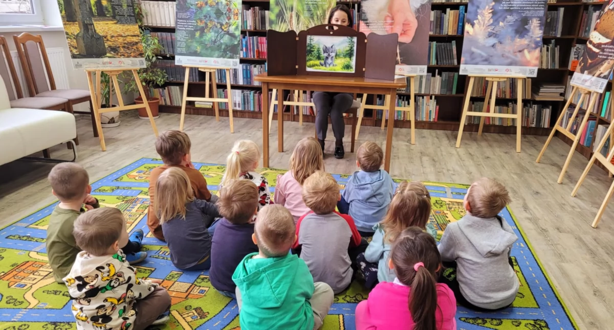 Gumisie w krainie kolorów – wizyta w Bibliotece Publicznej w Mikołajkach