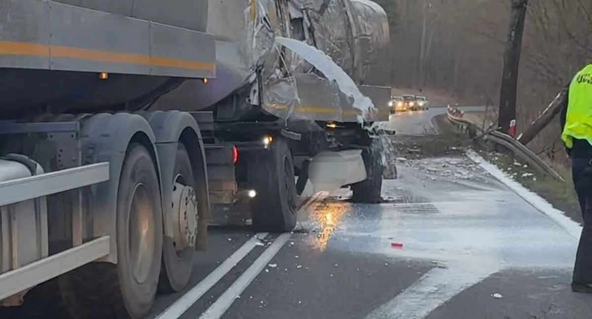 Wypadek cysterny na trasie Mrągowo - Piecki. Mleko lało się na drogę 