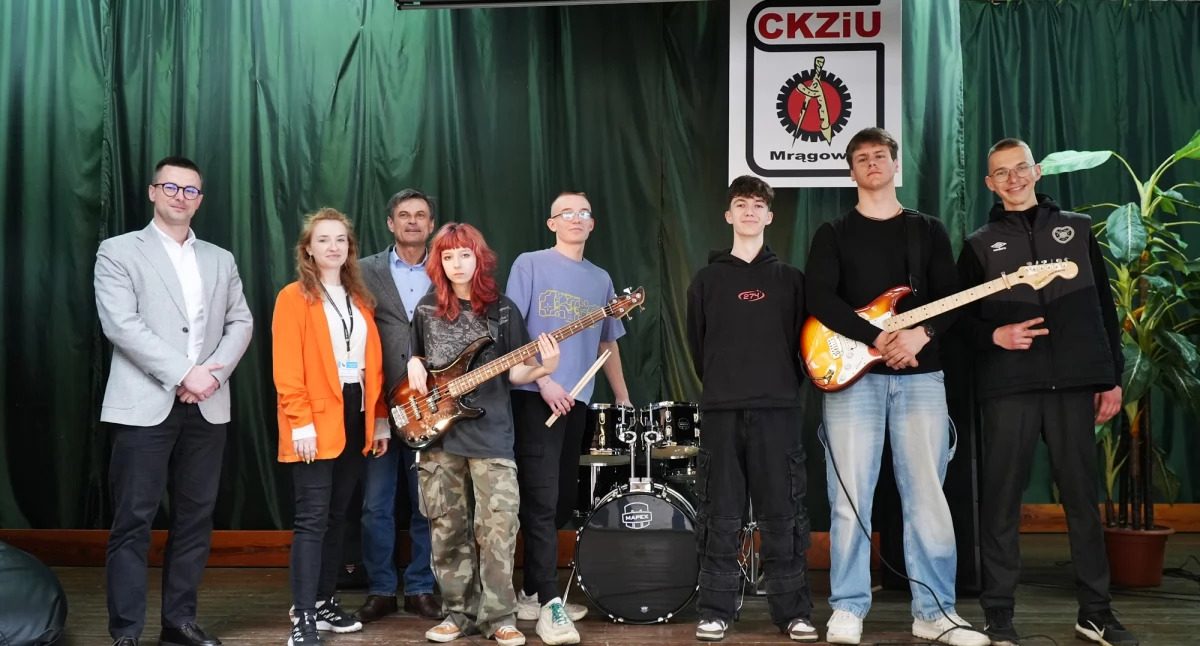 Rockowa energia w szkolnych murach! Gitary elektryczne i perkusja dla uczniów z Mrągowa