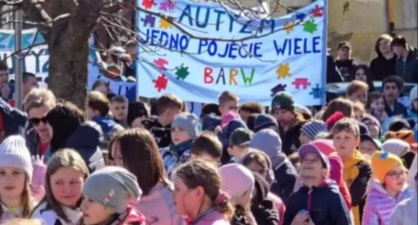 Marsz dla Świadomości Autyzmu w Mikołajkach
