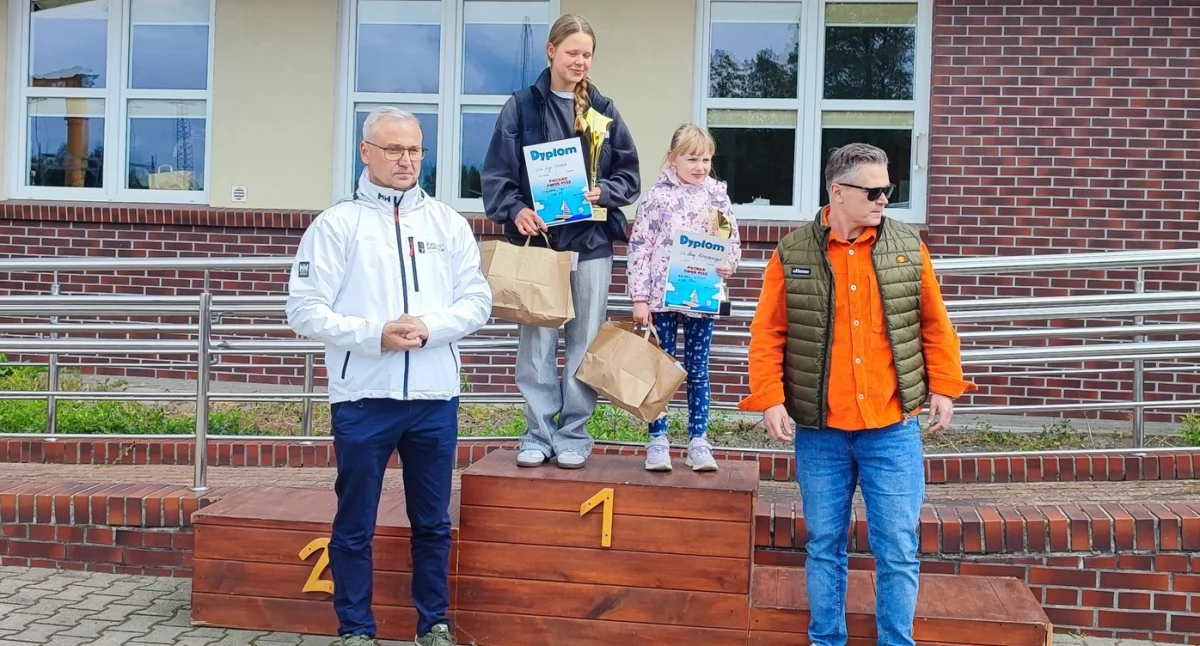 Sukcesy żeglarek z Mikołajek podczas regat o Puchar PMOS Pisz