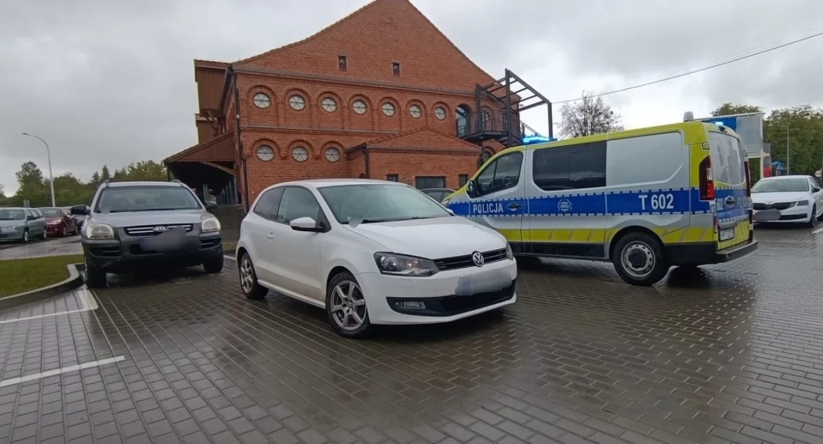 Szybka reakcja służb w Mikołajkach. Niemowlę przypadkowo zatrzaśnięte w aucie