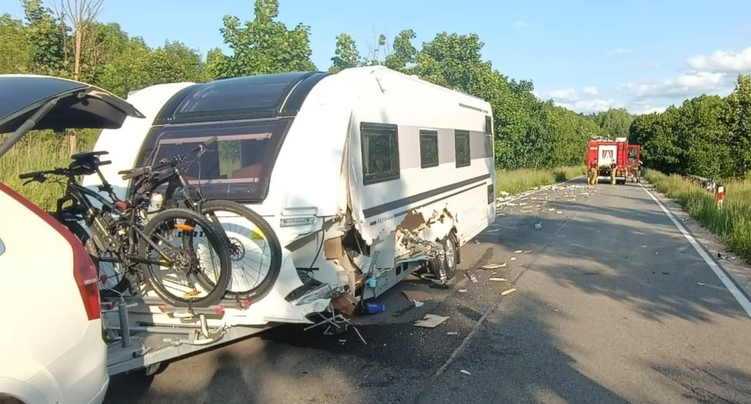 Kolizja pod Mrągowem – Zderzenie z przyczepą campingową na DK16