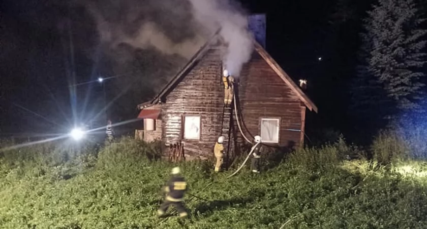 Pożar budynku letniskowego w Chostce. Strażacy walczyli z ogniem przez kilka godzin