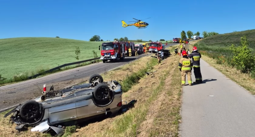 Groźny wypadek na DK16. Pijany 19-latek czołowo zderzył się z toyotą. Wśród poszkodowanych dziecko