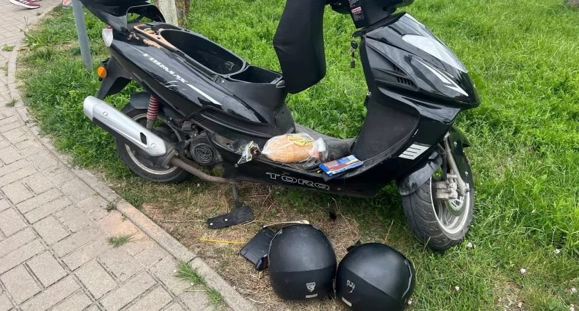 Chwila nieuwagi mogła doprowadzić do tragedii. W Prawdowie skuter zderzył się z autem