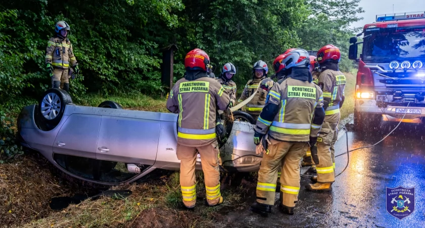 Deszcz i śliska nawierzchnia powodem dachowania w Baranowie. Apel policji o ostrożność