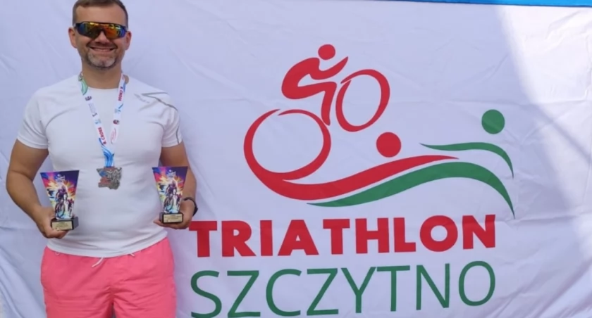 Policjant z Mrągowa na podium Cross Triathlonu Szczytno 2025