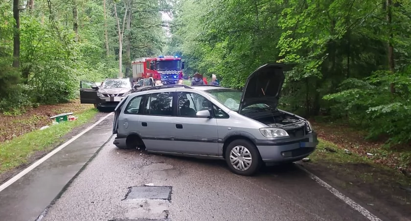 Zderzenie dwóch pojazdów na drodze wojewódzkiej nr 609