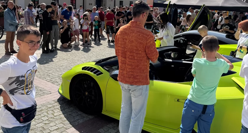 Supersamochody w służbie dzieciom – charytatywna akcja Fundacji Fun and Drive zawita do Mrągowa i Mikołajek