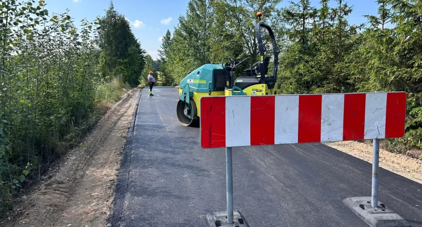 Asfalt wylany, pobocza w budowie – modernizacja drogi Szymanowo–Surmówka na półmetku