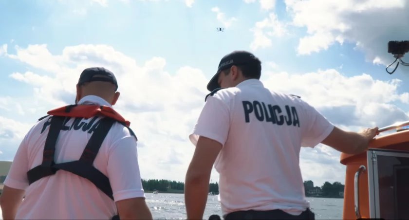 Policja i strażacy kontrolowali żeglarzy na jeziorach Tałty i Mikołajskim
