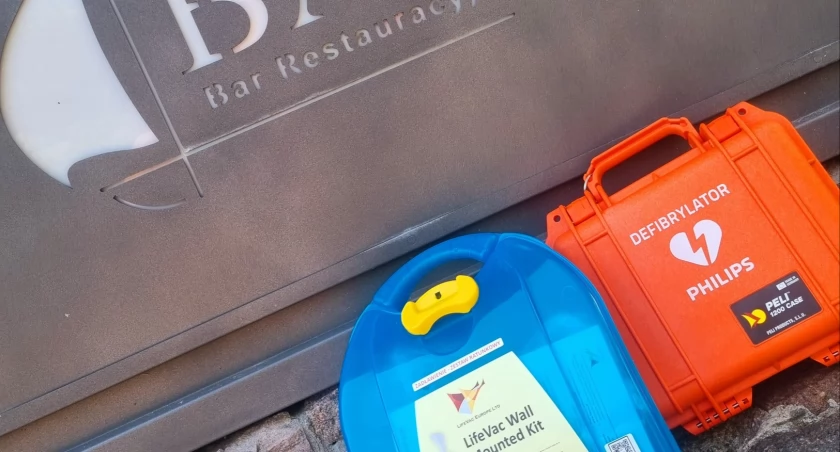 Pierwszy AED w Mikołajkach – urządzenie, które może uratować życie