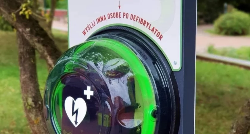 Rok z AED w Mrągowie. Jeden raz uratowały życie, tysiące osób zdobyło wiedzę