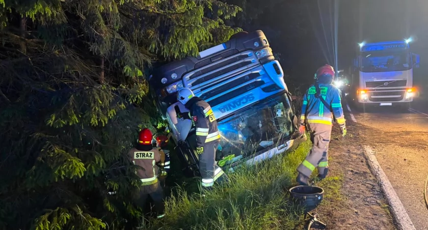 Pijany kierowca ciężarówki z mlekiem dachował w Dobrym Lasku. Miał blisko 2 promile alkoholu [AKTUALIZACJA]