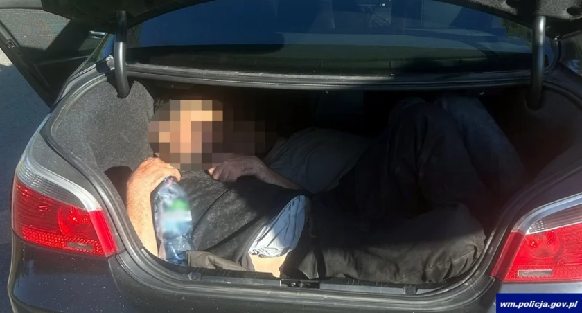 Kontrola na DK16 ujawniła nielegalny przewóz migrantów. Dwóch jechało w bagażniku BMW