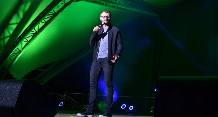 Kacper Ruciński ponownie w Mrągowie. Komik wraca do nas z nowym programem