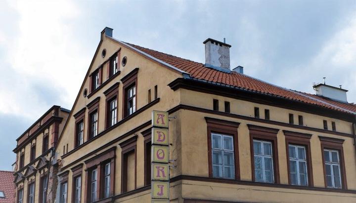 Już nie będzie straszyć turystów i mieszkańców? Kamienica w centrum Mrągowa wystawiona na sprzedaż