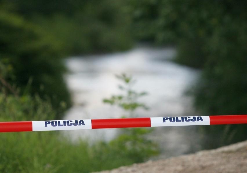 Zwłoki nad jeziorem Czos. Prokuratura wyjaśnia przyczynę śmierci 66-latka