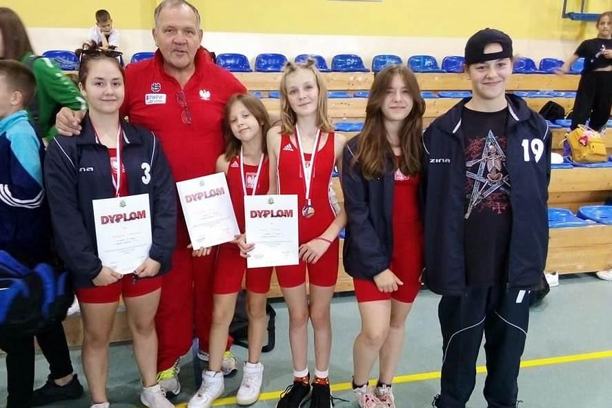 Turniej w Osielsku zapaśniczki Orlika Nawiady zaliczyły na medal
